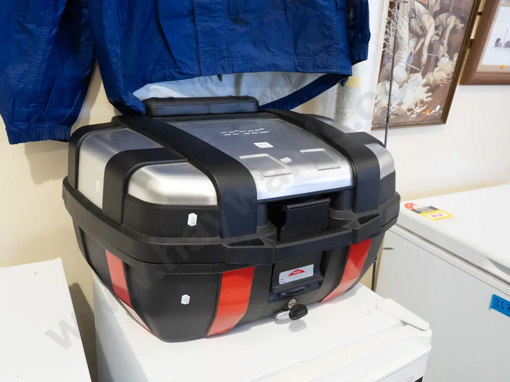 motorcycle top box featuring polymer body and aluminium outer lid finish - key in office Image 1++