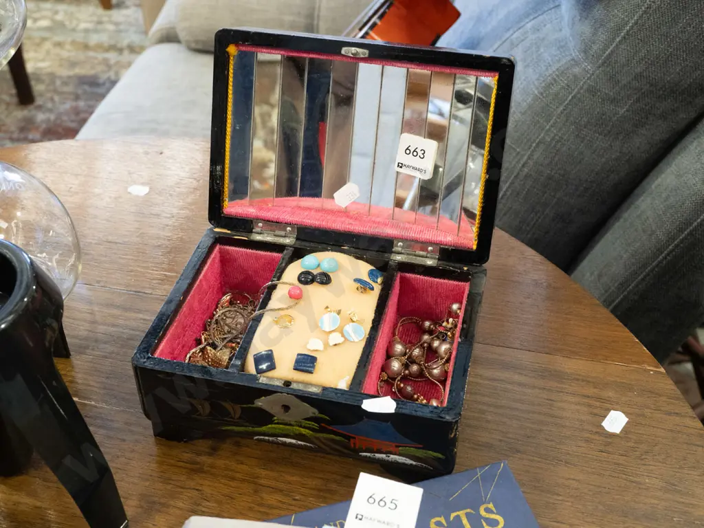 lacquer jewellery box and costume jewellery Image 1++