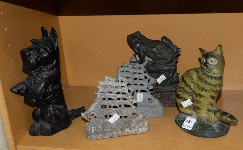 3x cast iron animal themed door stops, 2x cast alloy sailing ships Image 1++