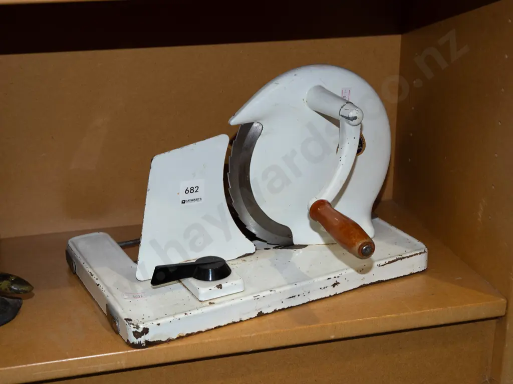 Suzy bench top hand operated slicer Image 1++