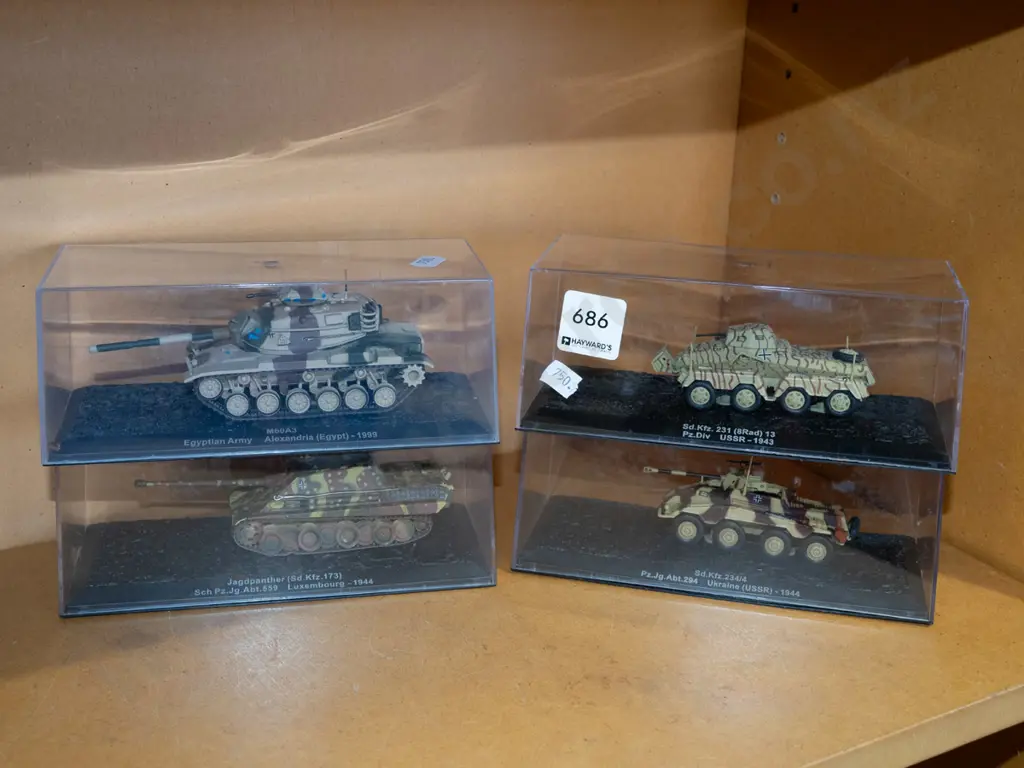 4x model tanks in plastic cases Image 1++