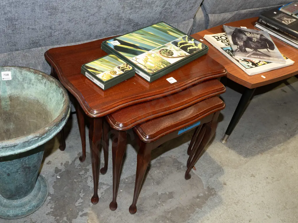 mahogany nest of 3 tables Image 1++