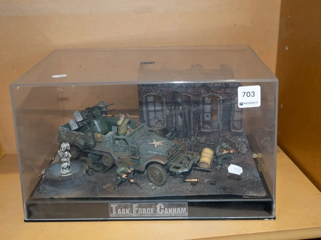 Task Force Canhan model in plastic case H180 W320 D215 Image 1++