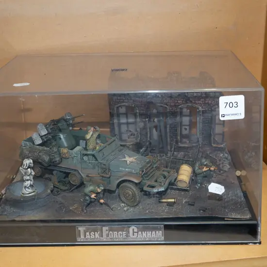 Task Force Canhan model in plastic case H180 W320 D215
