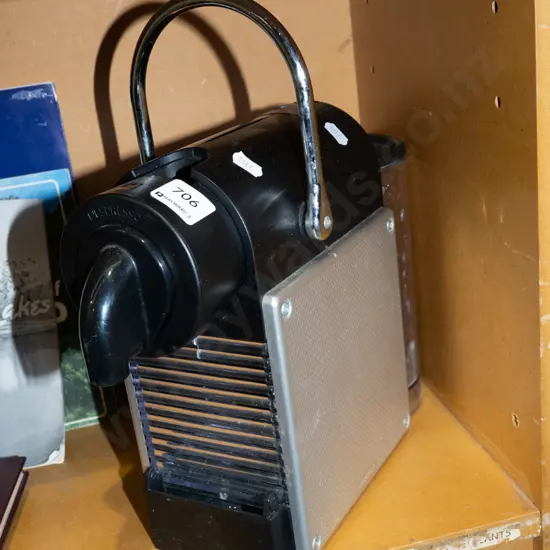 Delonghi Nespresso pod coffee machine