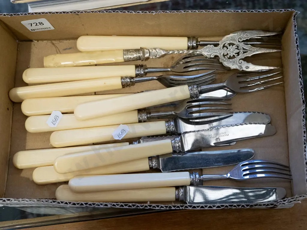 bone handled cutlery Image 1++
