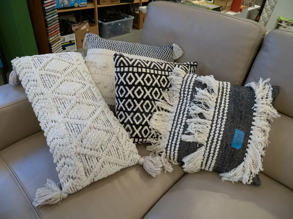4x cushions Image 1++