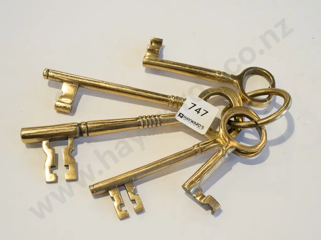 set of brass keys Image 1++