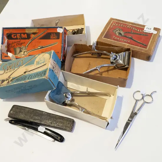 3x hand held clippers, hair dressers scissors etc