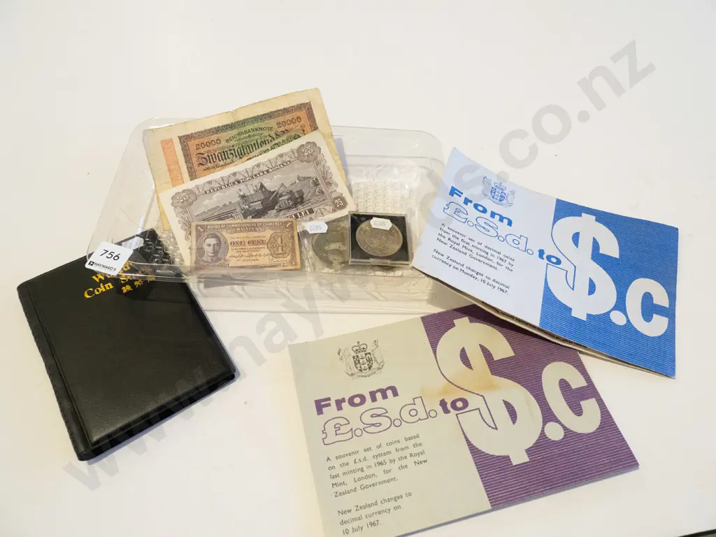 tray; coins, notes Image 1++