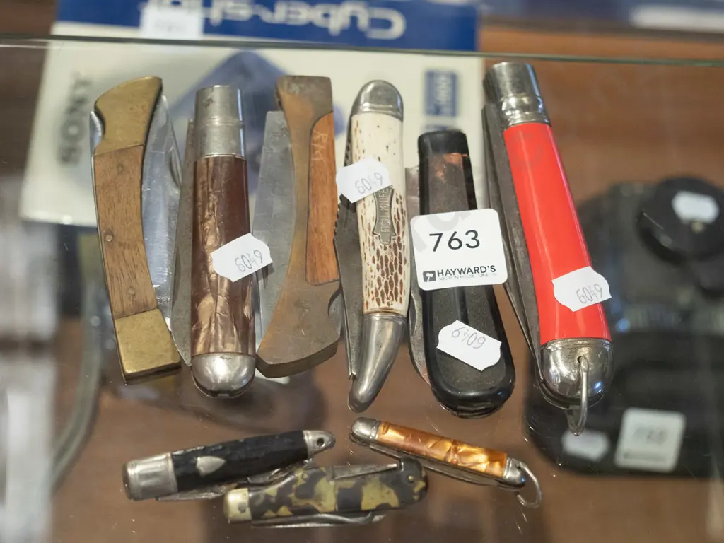 assorted pocket knives Image 1++