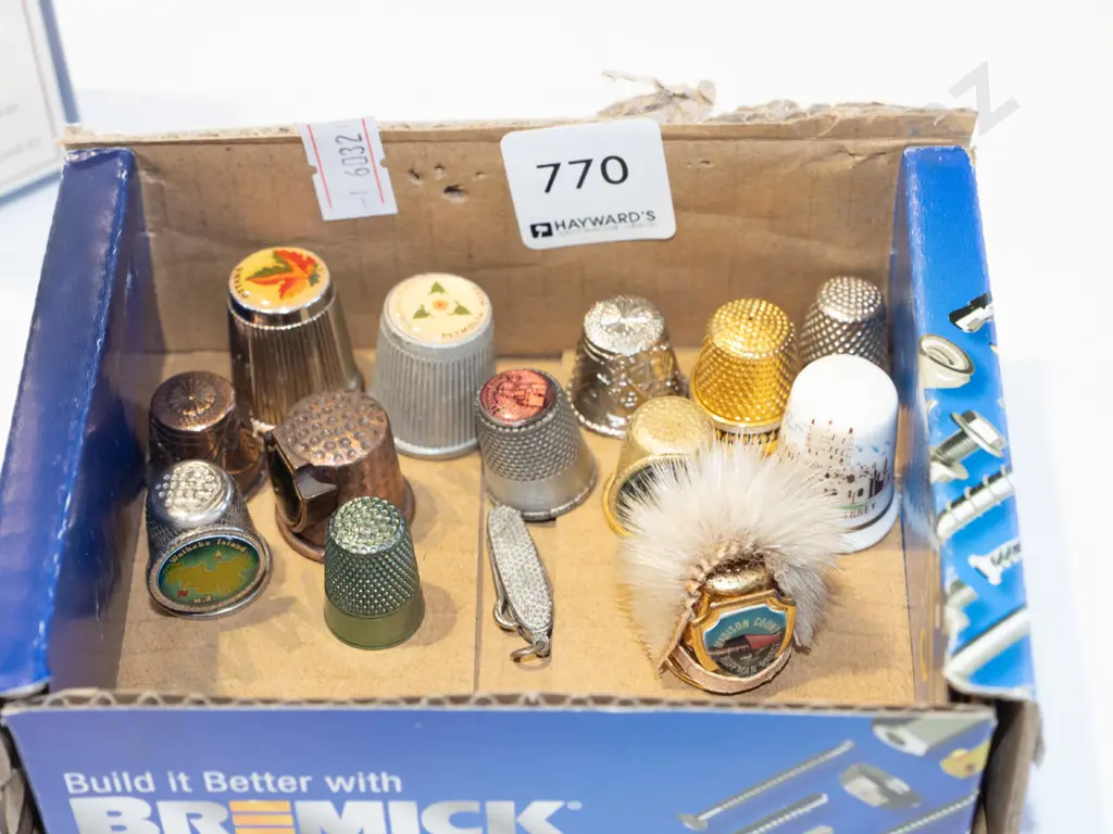 box; thimbles, mini pocket knife Image 1++