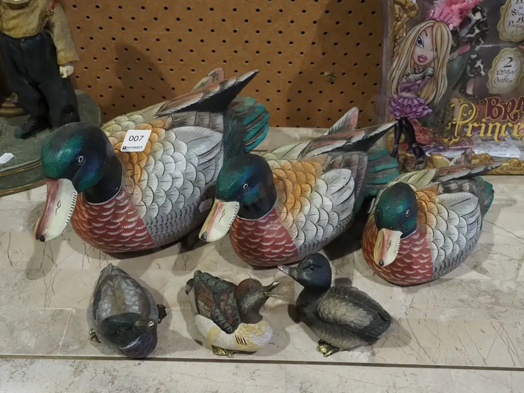 6x wooden and composite duck figurines Image 1++