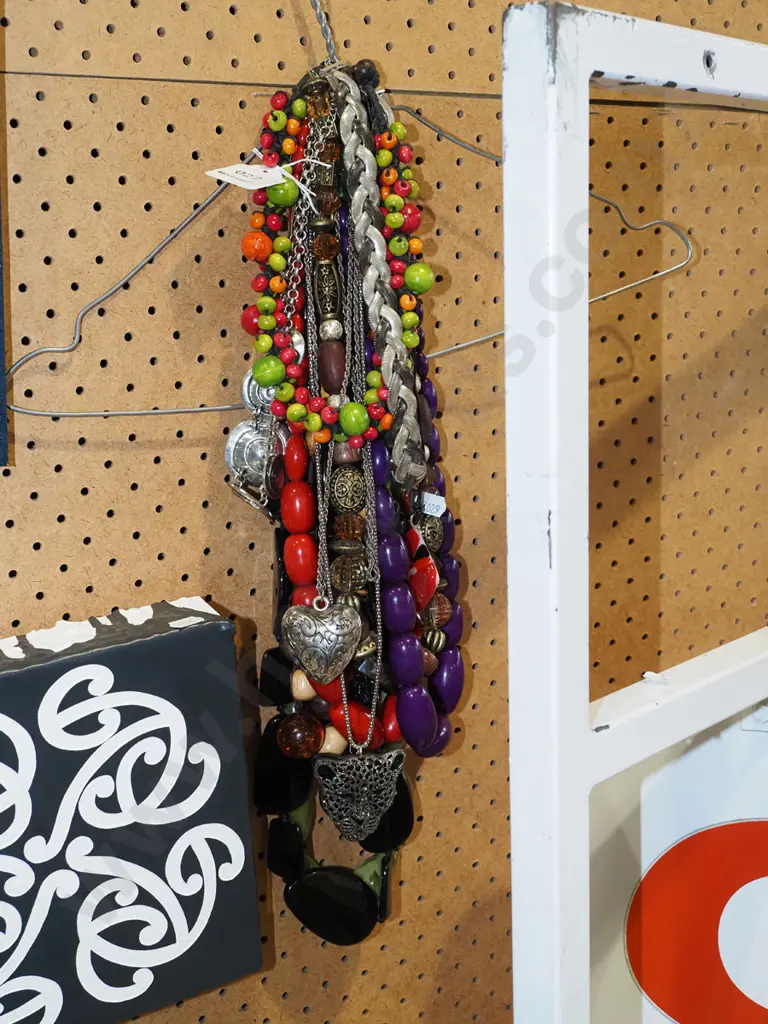 costume jewellery necklaces Image 1++