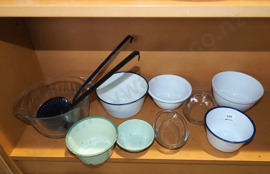 ceramic and enamel bowls, glass pie dishes etc Image 1++