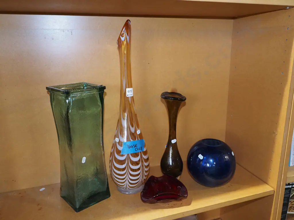shelf; glass vases, ruby glass bowl Tallest H530 - chip to base Image 1++
