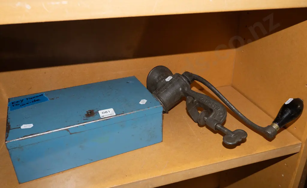 cash box and bench top mincer Image 1++