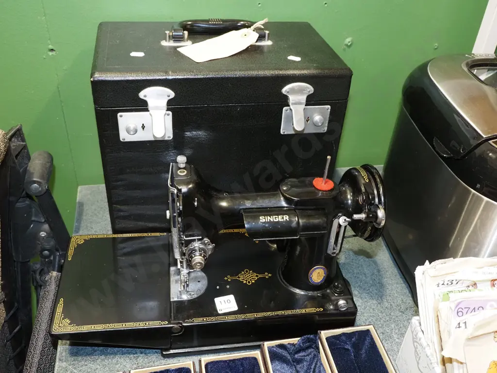 small Singer Featherweight 221 portable sewing machine  Image 1++