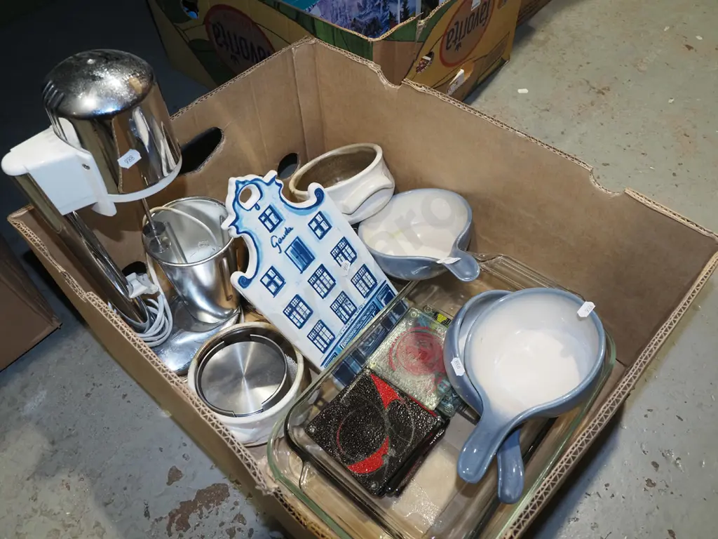 box; milkshake maker, Teal soup bowls, glass baking dish etc Image 1++
