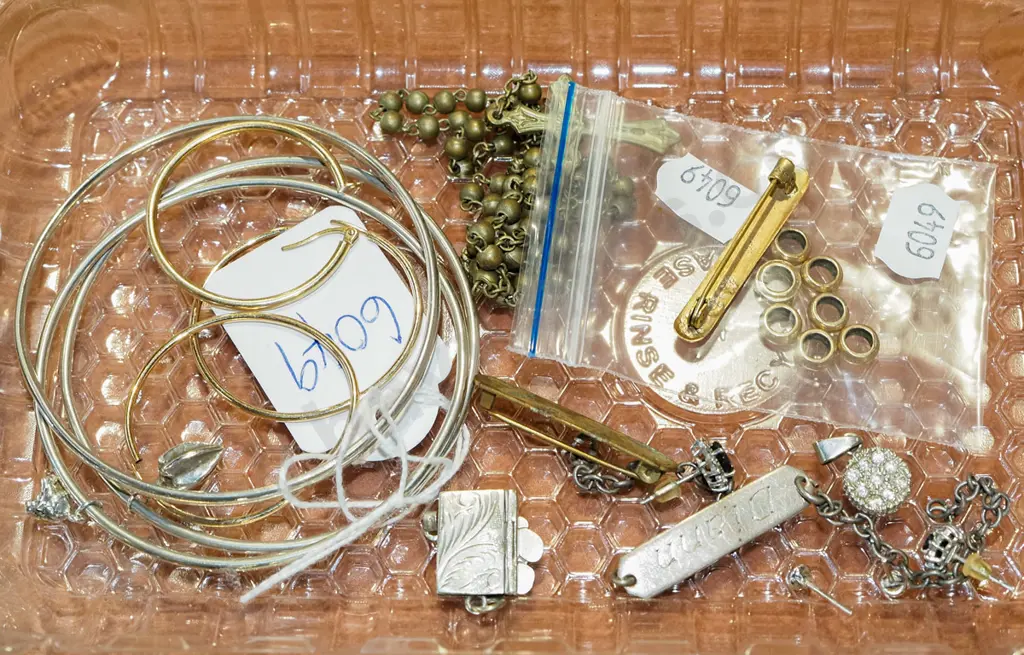 tray of costume jewellery Image 1++