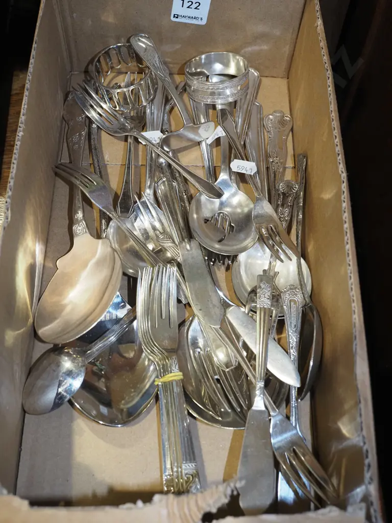 box of cutlery Image 1++