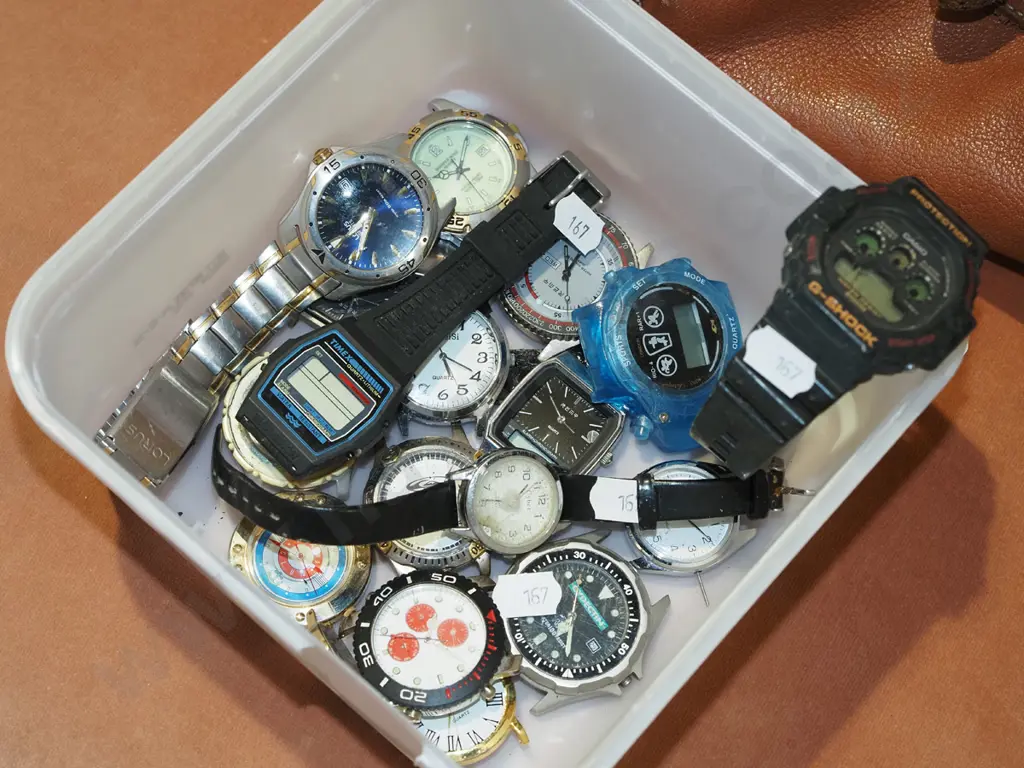 tub of watches and parts - as is no returns Image 1++