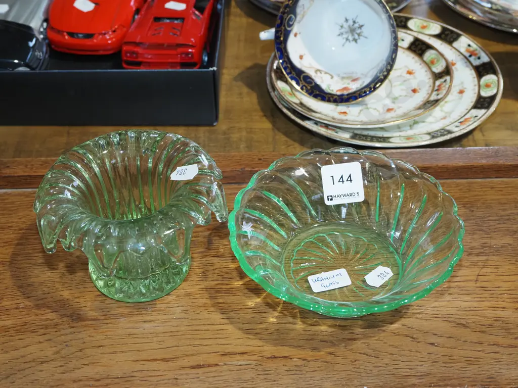glass vase, green glass bowl Image 1++