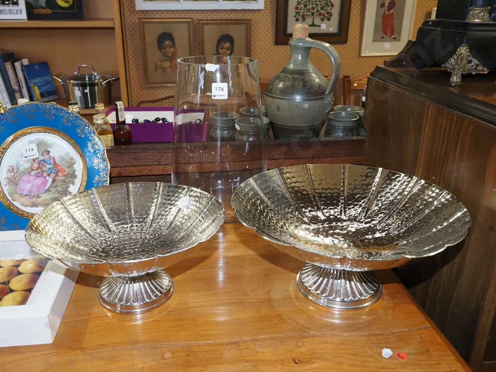 2x metal comports, clear glass vase H200 Image 1++