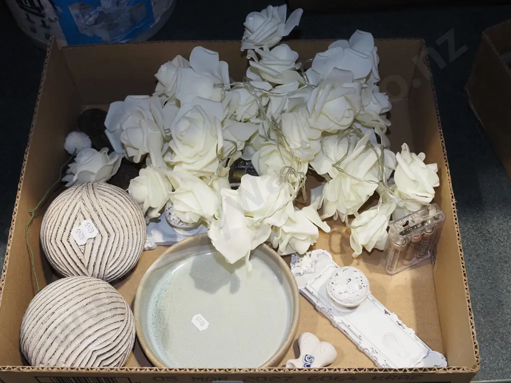 box; decorative balls, illuminated faux roses etc Image 1++