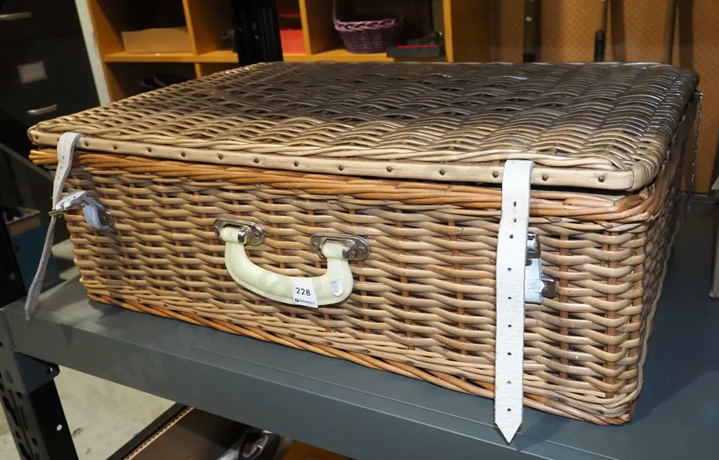 woven plastic mid century picnic hamper Image 1++