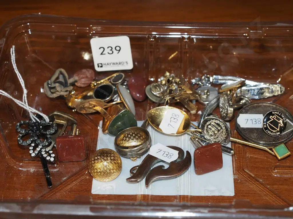 tray of costume jewellery Image 1++