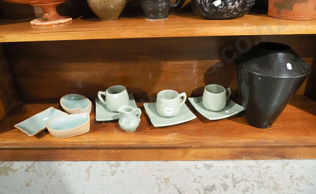 cups, saucers, bowls, lacquer vase H270 Image 1++