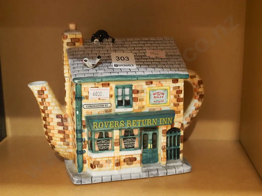 Rovers Return novelty teapot Image 1++