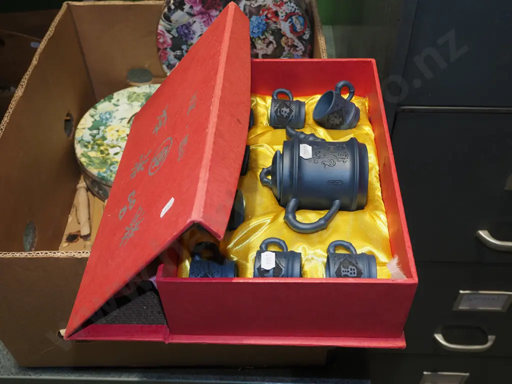 presentation asian tea set in fabric lined box Image 1++