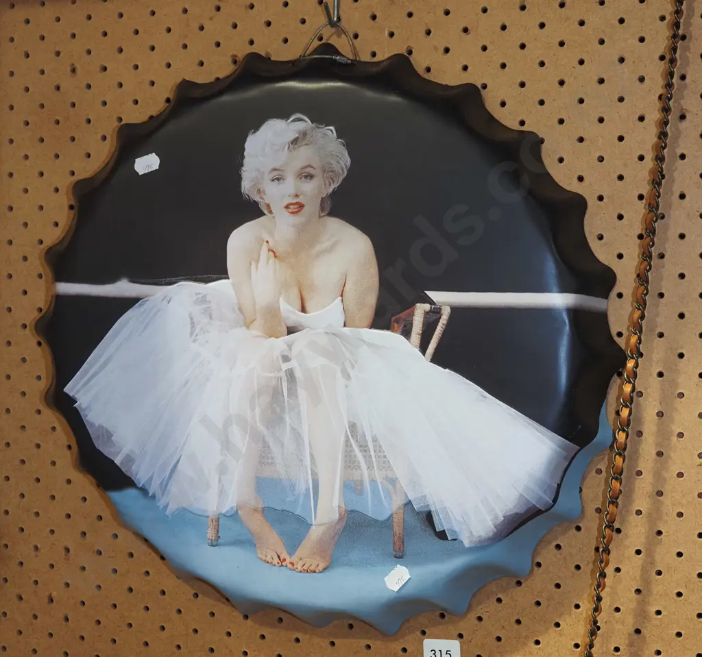 Marilyn Monroe print on bottle top tin Diam400 Image 1++