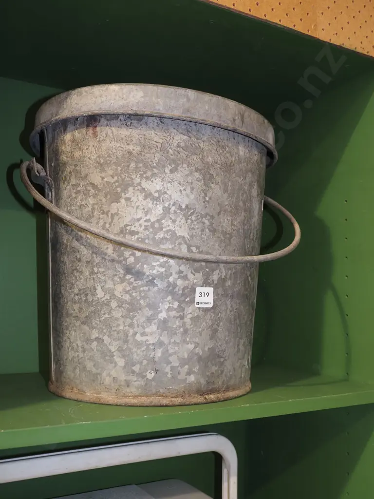 galvanised lidded ash can Image 1++