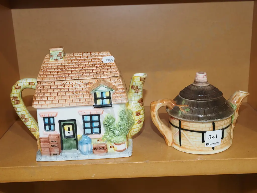 2x cottage teapots Image 1++