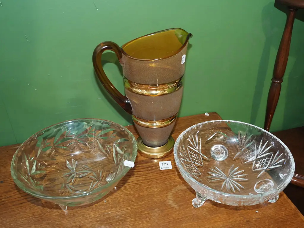 2x footed glass salad bowls, amber glass water jug - slight damage to handle Image 1++