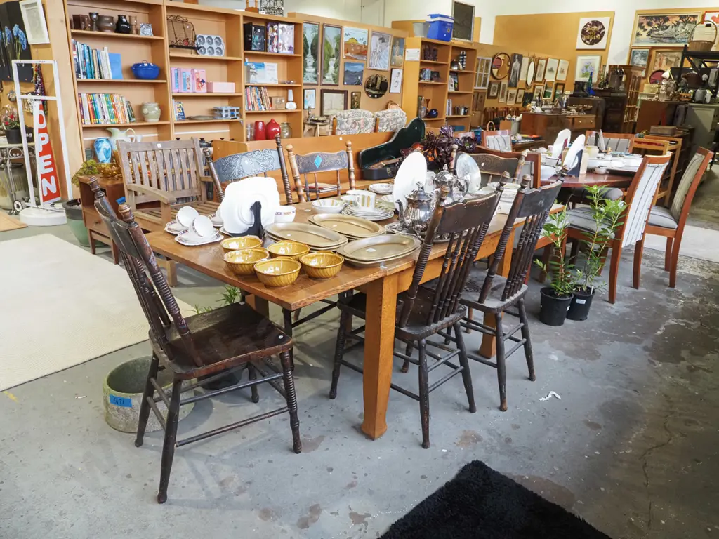 oak extending dining table with 6 dark stained pressed oak spindle back chairs  Image 1++