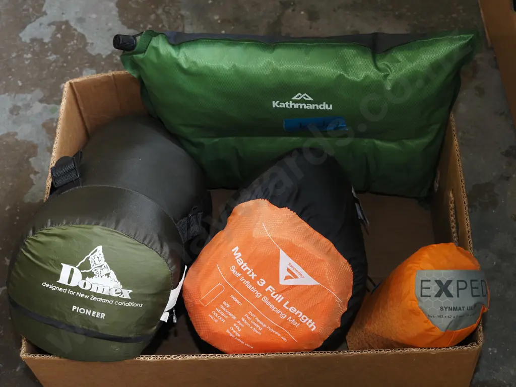 box; 2x sleeping bags, tramping beds etc Image 1++