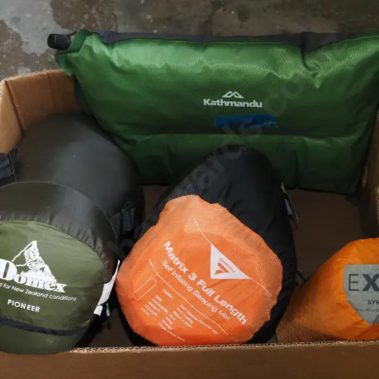 box; 2x sleeping bags, tramping beds etc
