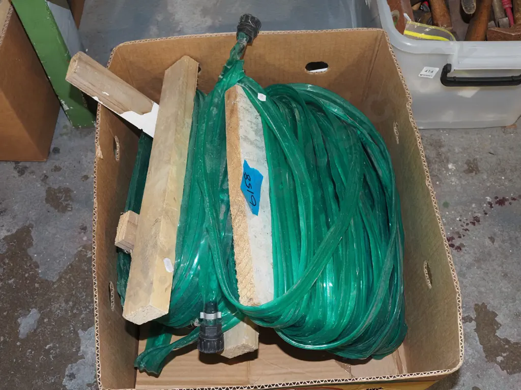 box; 2x green plastic dripper hoses Image 1++