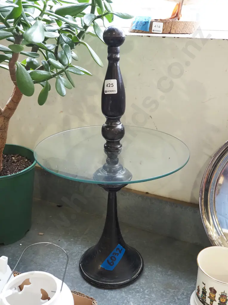 small metal and glass stand H540 Image 1++