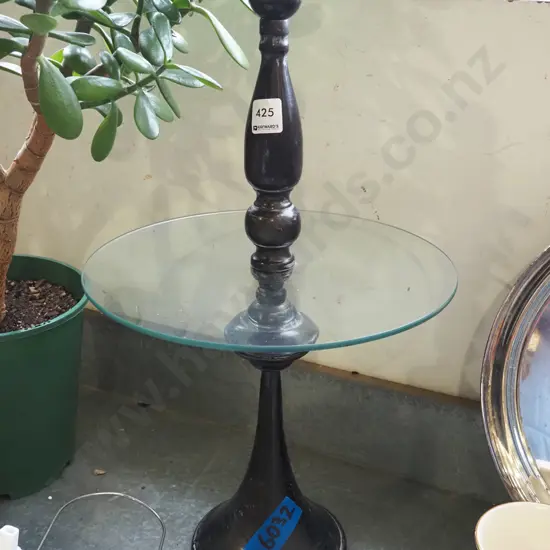 small metal and glass stand H540