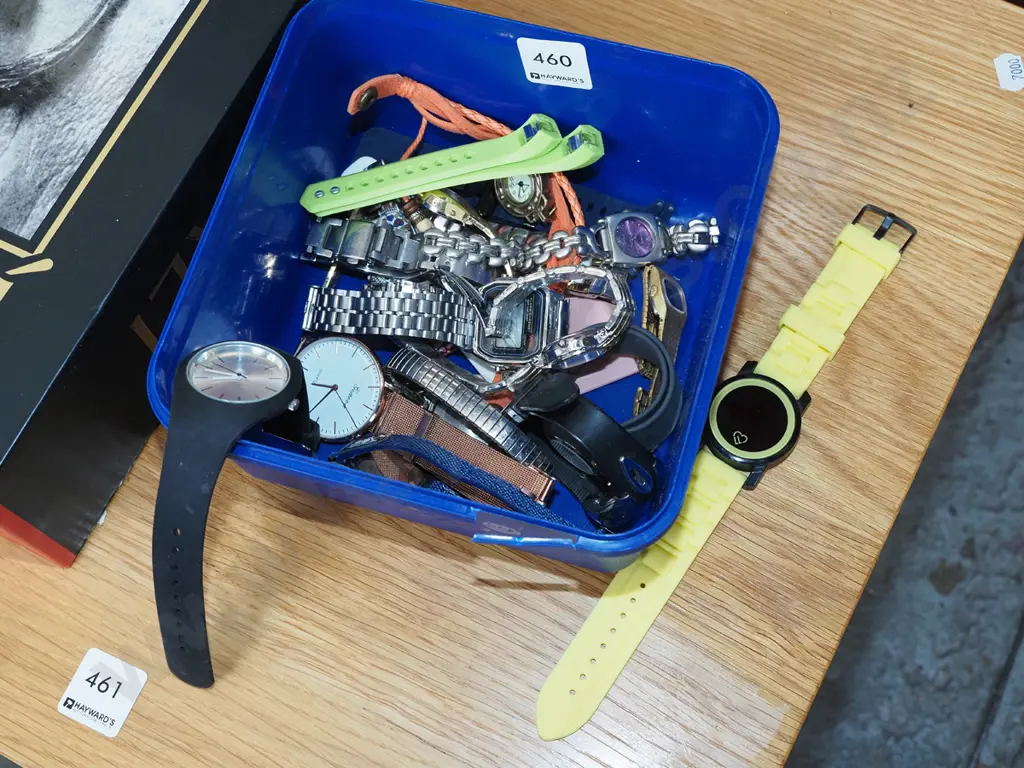 box of watches and parts - as is no returns Image 1++
