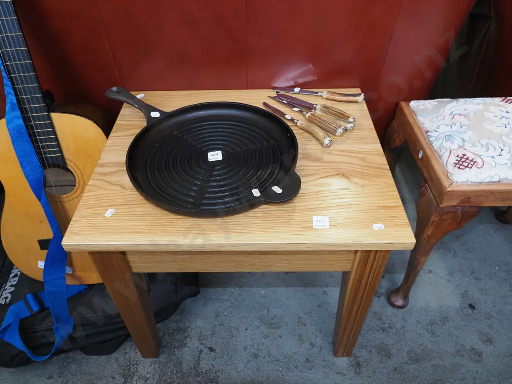 solid oak end table H475 W540 D450 Image 1++