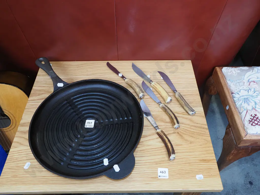 cast iron skillet, 5x animal horn steak knives Image 1++