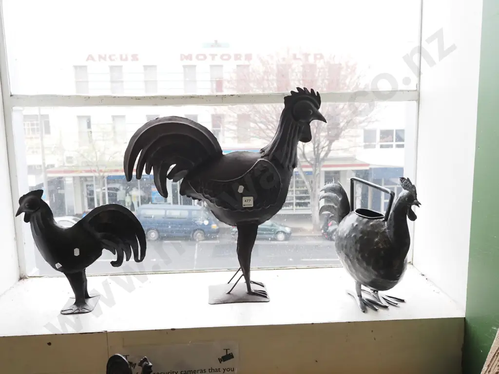 3x metal chickens Tallest H520 Image 1++