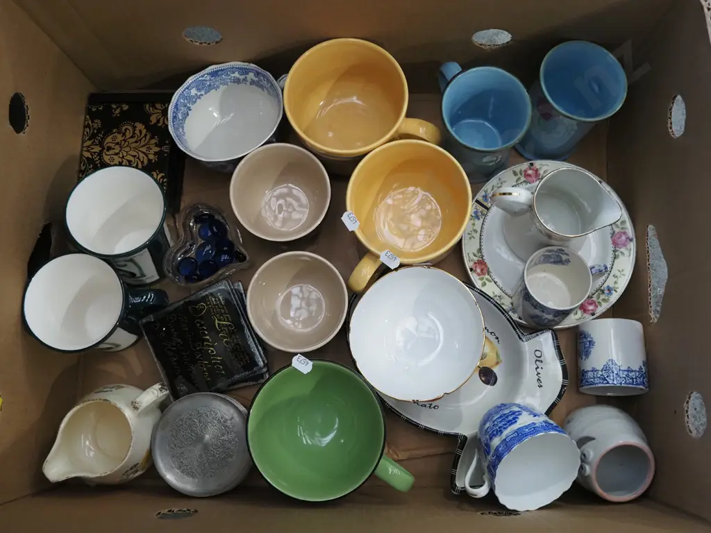 box; cups, jugs, saucers etc Image 1++
