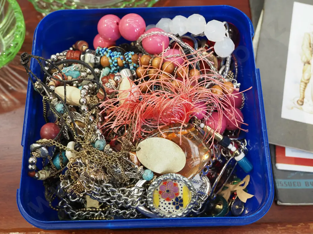 plastic tub of costume jewellery Image 1++